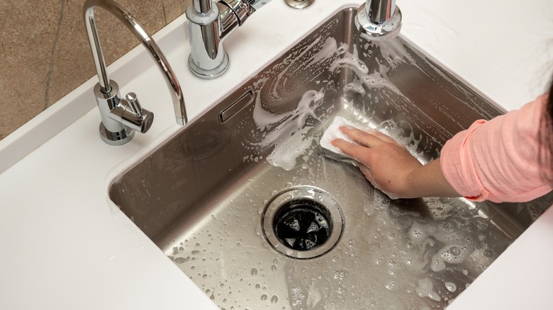 Cleaning a kitchen sink