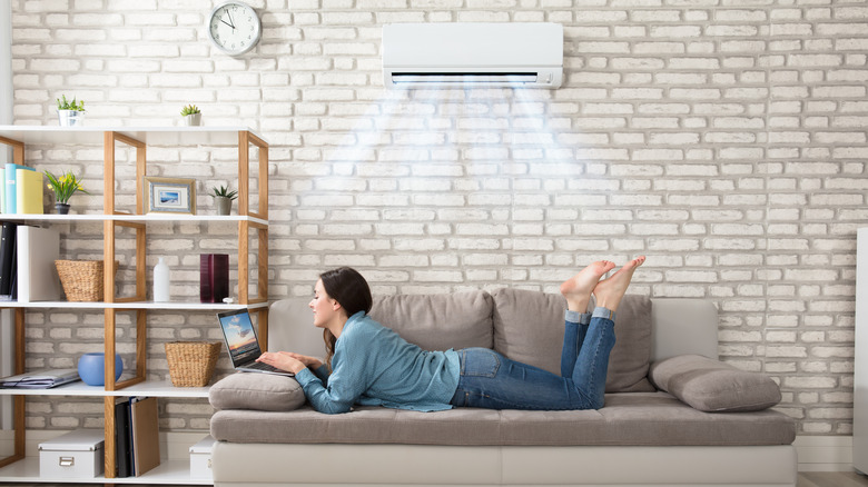 woman on couch with laptop 