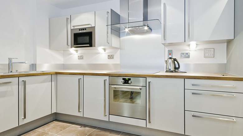 White L-shaped kitchen 