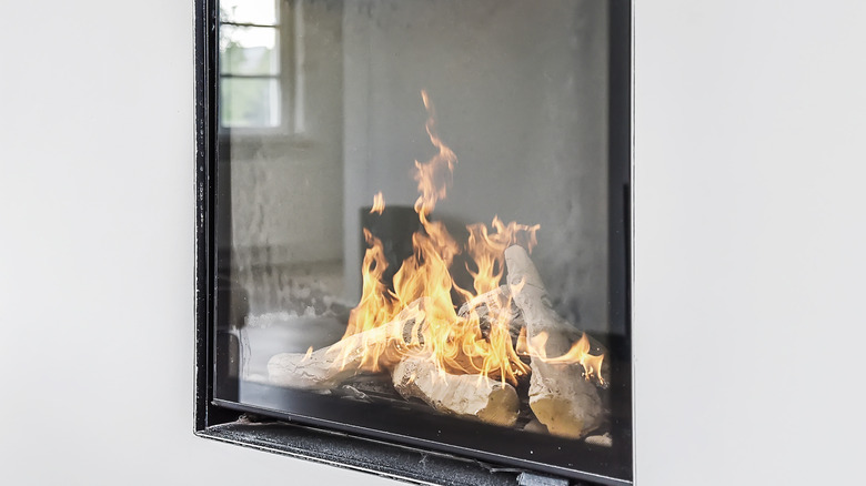 Electric fireplace with glass screen 