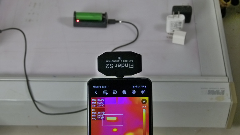 Monitoring the temperature of a charging 18650 lithium battery