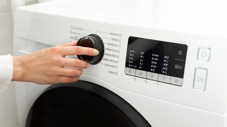Hand adjusting washing machine knob
