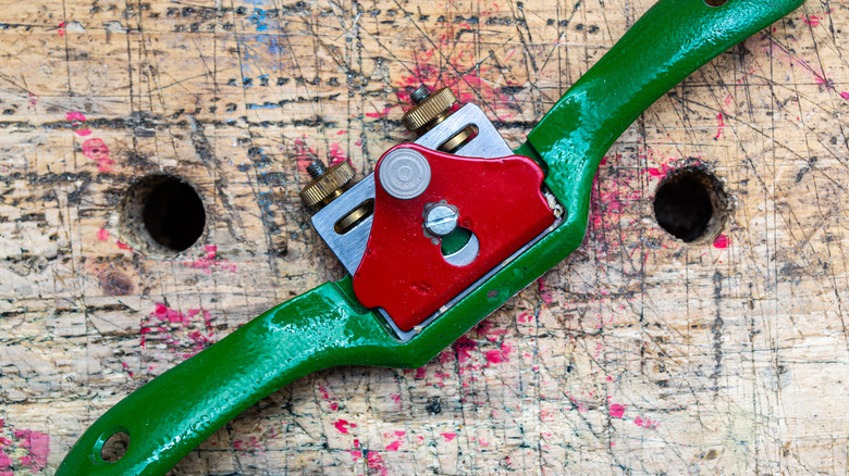 A typical flat-bladed spokeshave