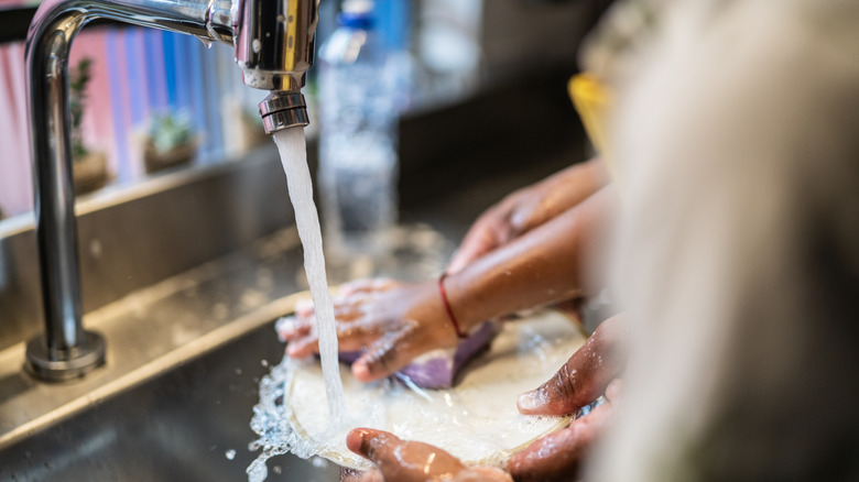 Handwashing dishes