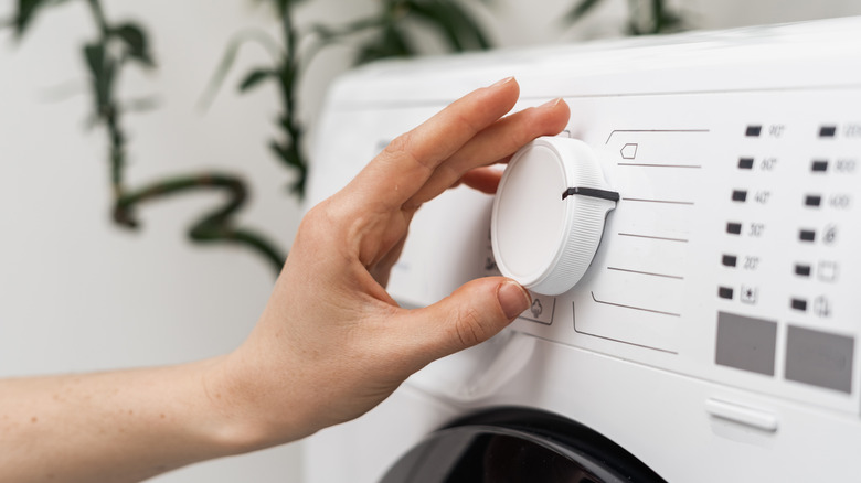 Adjusting laundry settings on a knob