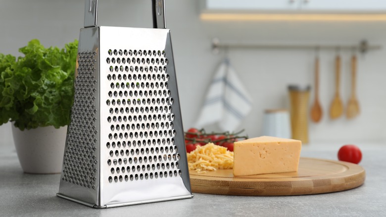 Cheese grater with cheese