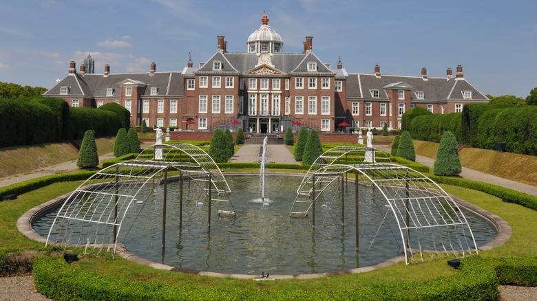 Huis ten Bosch Palace exterior