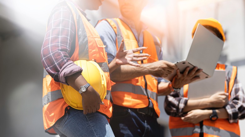 contractors with laptop