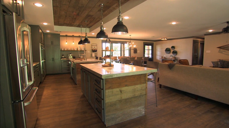 reclaimed wood tray ceiling