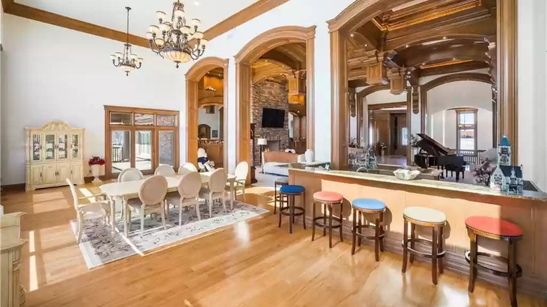 Large spacious dining room