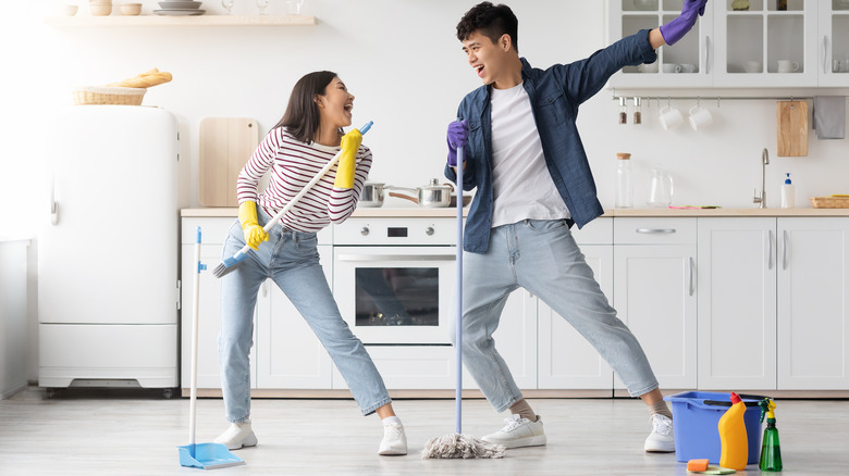 couple cleaning