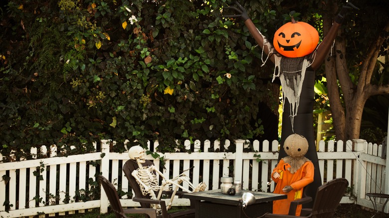 Halloween yard decorations