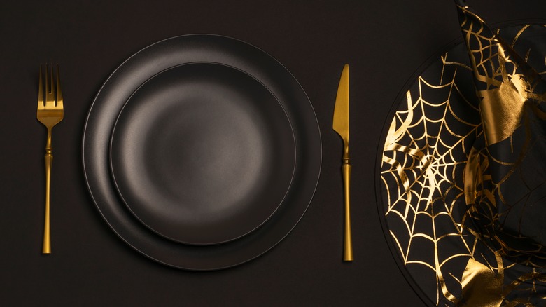 Black halloween dinner set