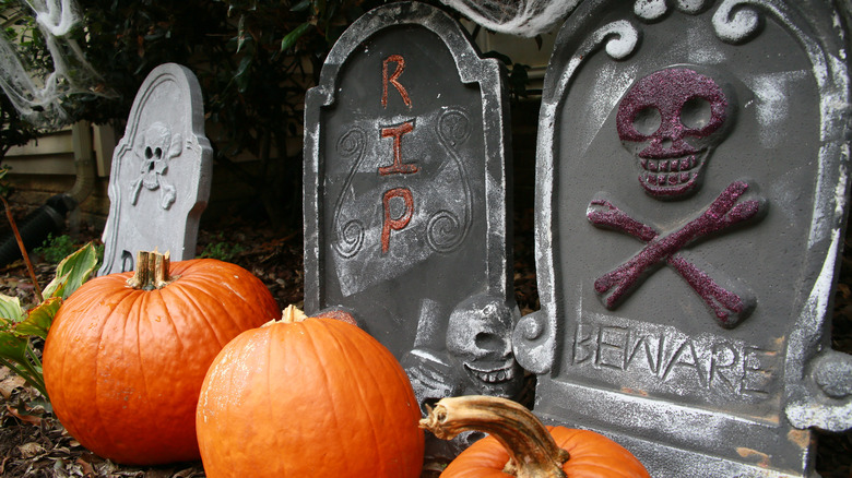 Cemetery halloween decor 