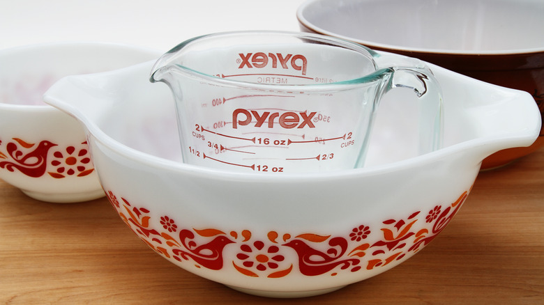 pyrex bowls and measuring cup