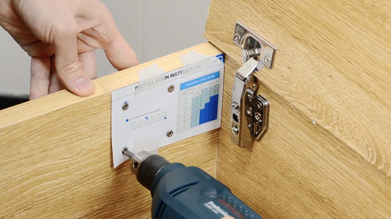 Mounting template for Revaver hinges