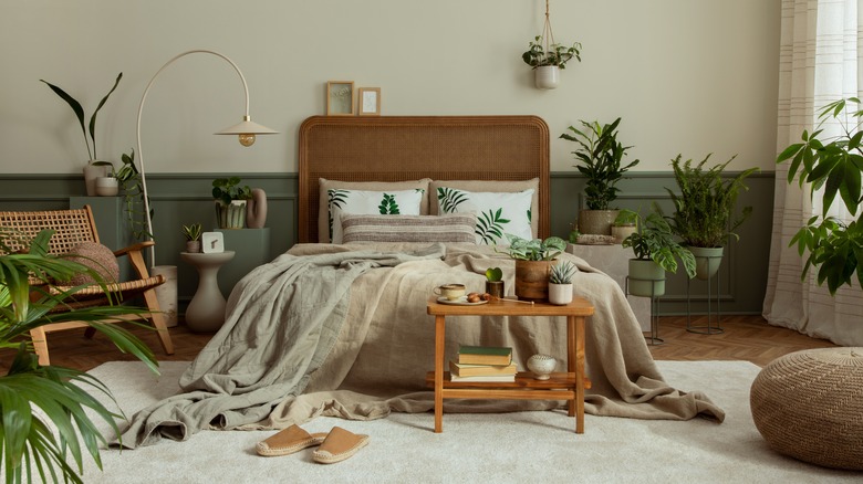 Bedroom with natural materials, plants, lamp