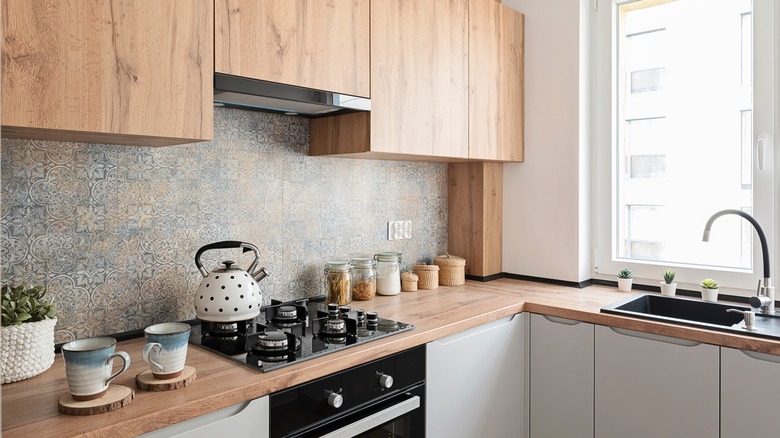 Kitchen corner with sink and stove