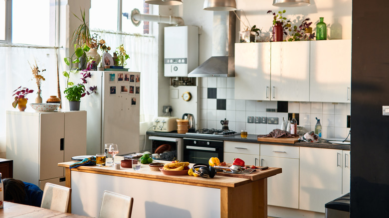 A kitchen trash full of different types of appliances