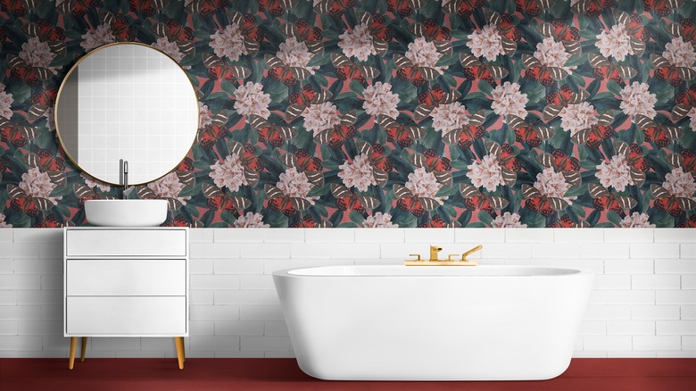 Floral wallpaper in bathroom