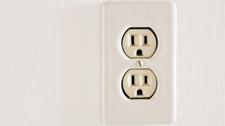 Three prong outlet