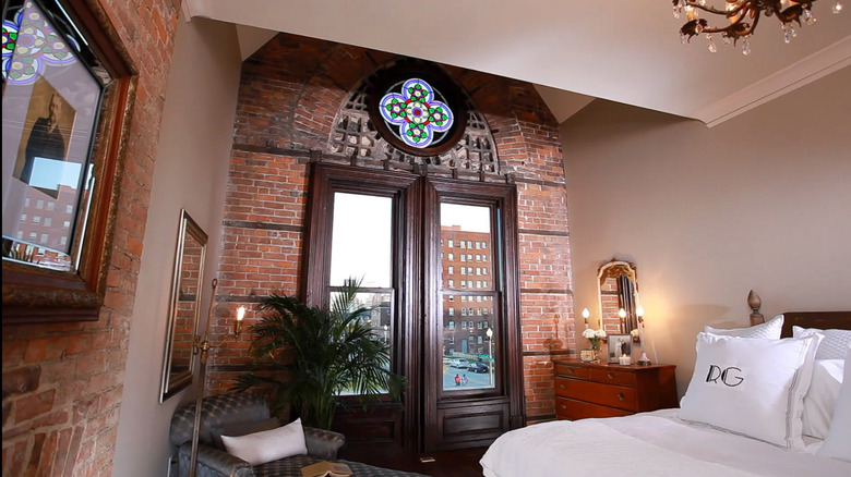 Quatrefoil stained glass enlivens room