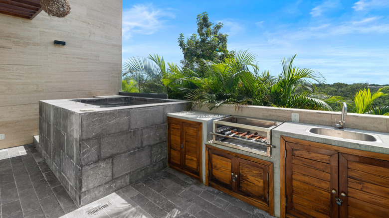 outdoor kitchen with tropical view