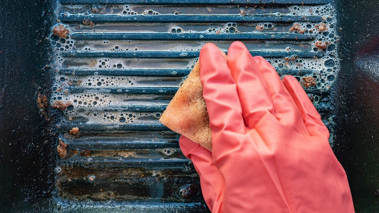 Cleaning cast iron skillet