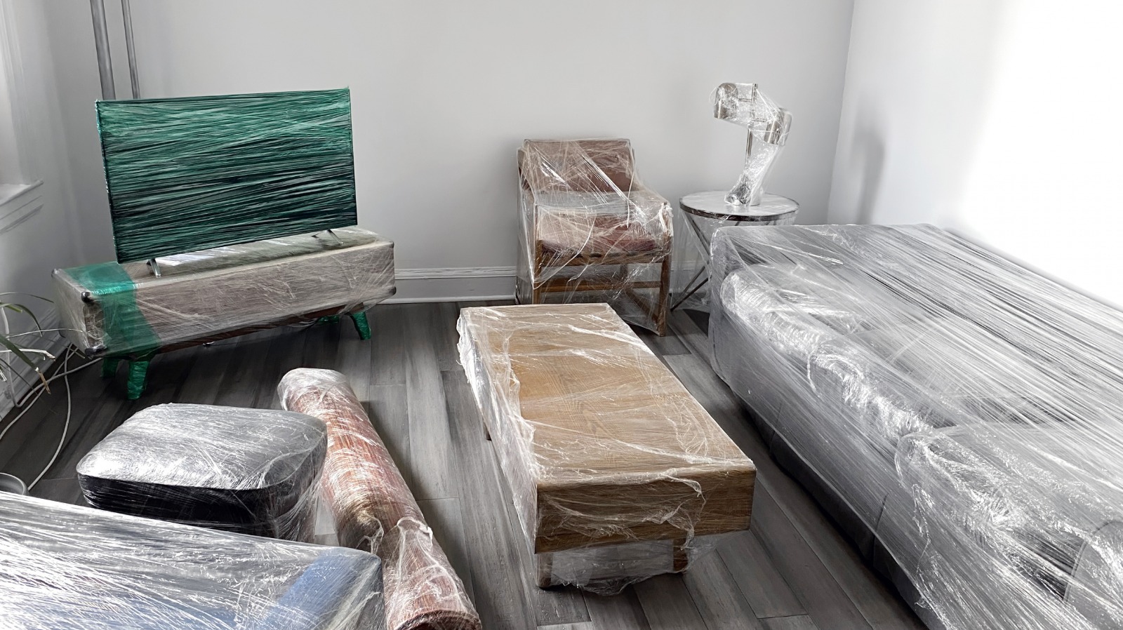 The Plastic Wrap Hack That Will Make Unpacking After A Move Go So Much ...