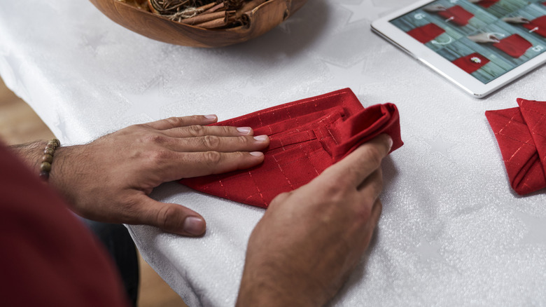 folding red napkin dinner table 