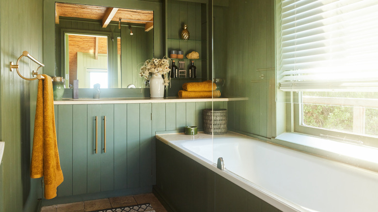 earth-toned bathroom 