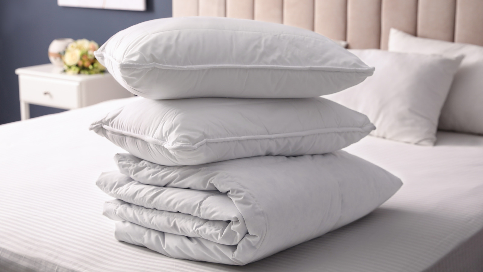 https://www.housedigest.com/img/gallery/the-proper-method-for-washing-your-bed-pillows/l-intro-1657988189.jpg