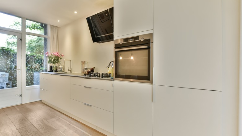 sleek white modern kitchen cabinets