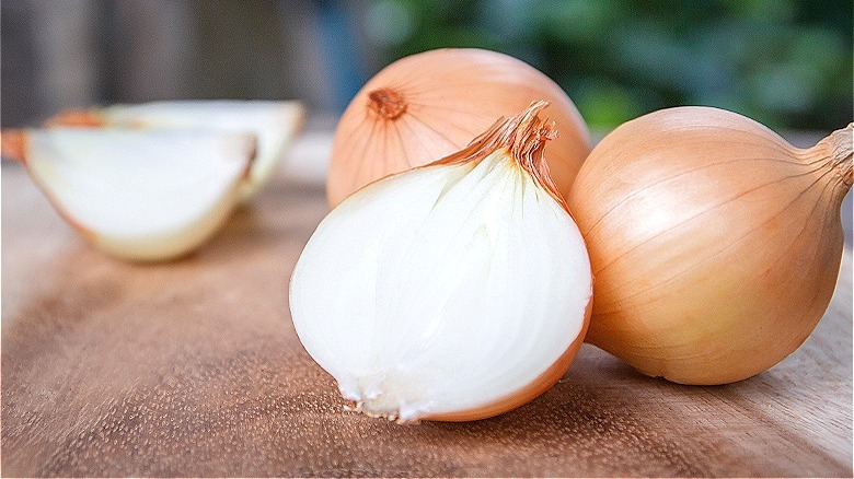 Whole onions and onion halves