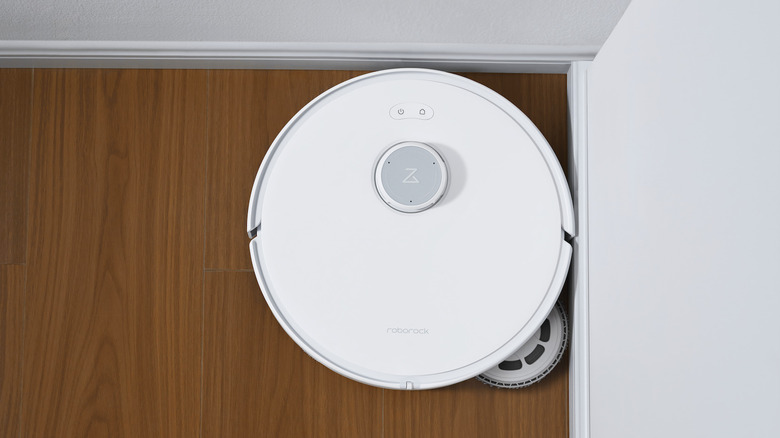 Robot vacuum cleaning room's corner