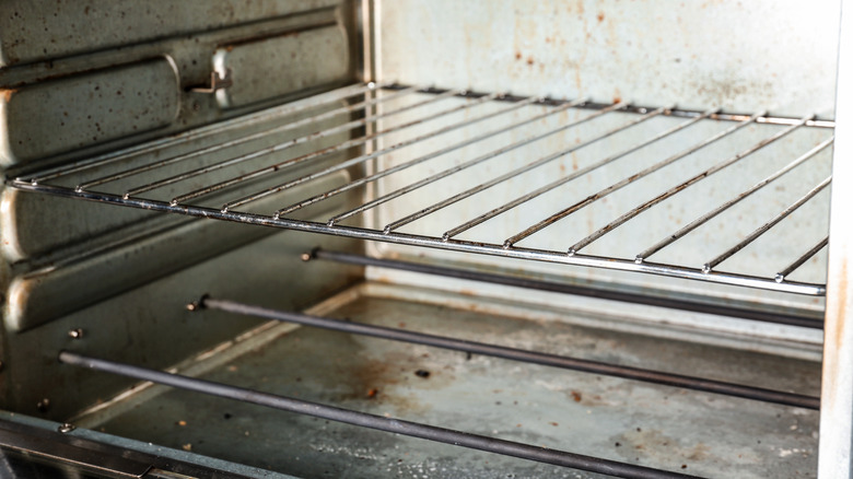 https://www.housedigest.com/img/gallery/the-secret-to-cleaning-your-oven-rack-is-already-in-the-kitchen/intro-1692121922.jpg