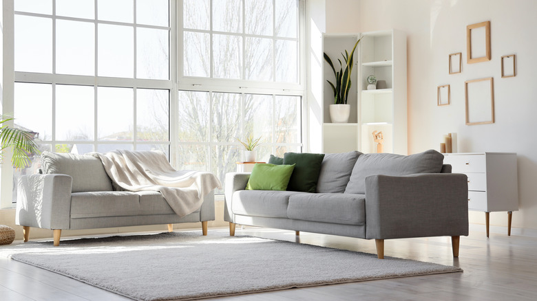 A simple gray and white living room design