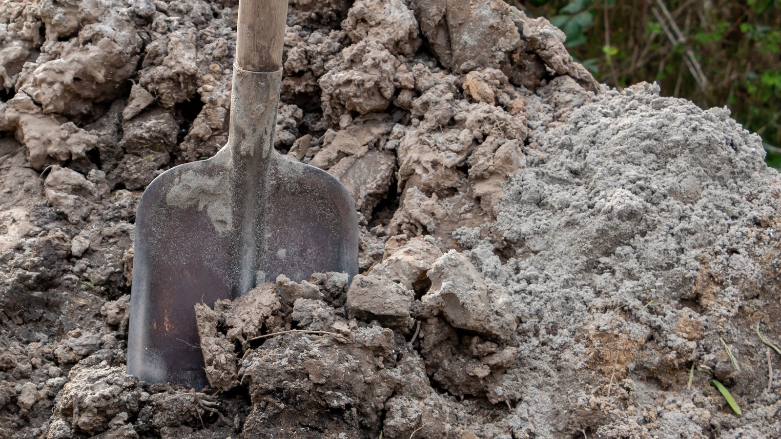 How Expanded Shale Fixes The Garden Problem Of Heavy Clay Soil