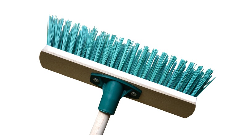 A broom with blue bristles