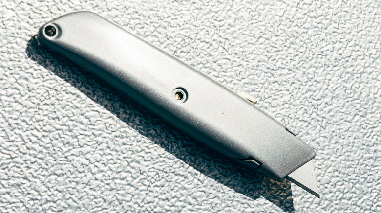 box cutter with blade extended