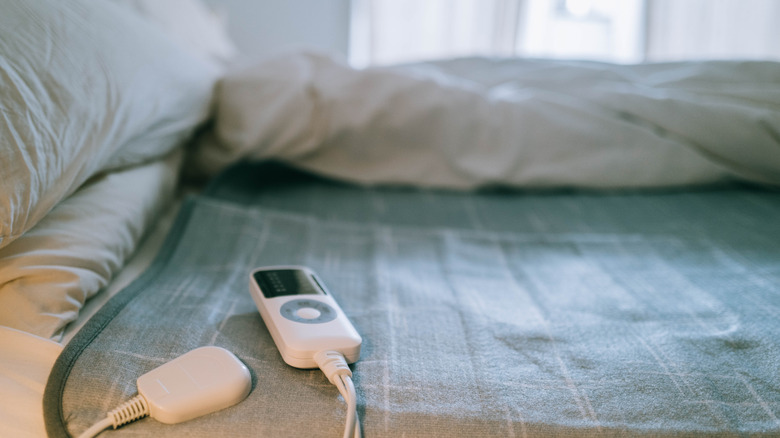 electric blanket over mattress