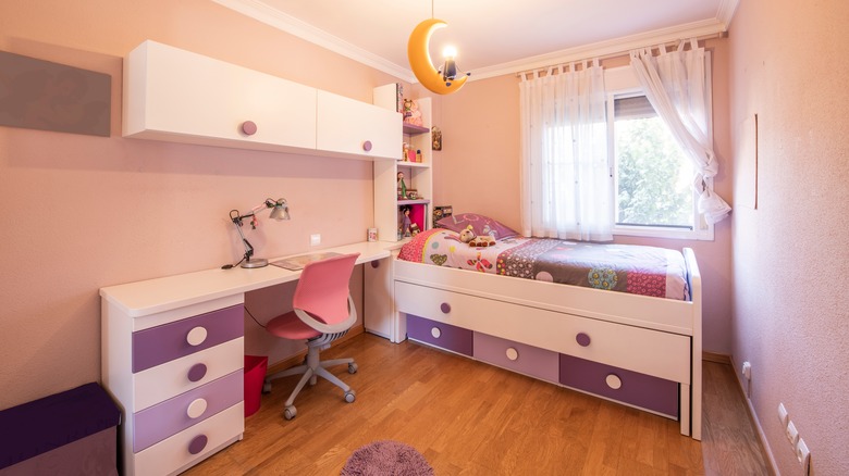 Trundle bed in child's bedroom