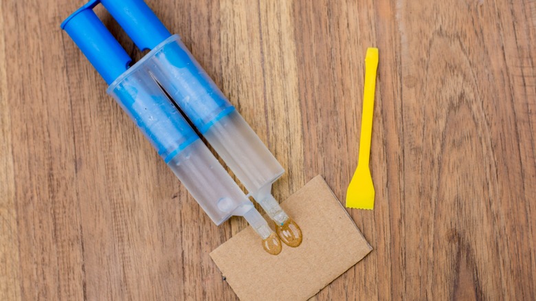 Double syringe for epoxy on table