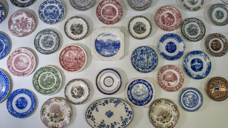 Vintage plates in kitchen nook