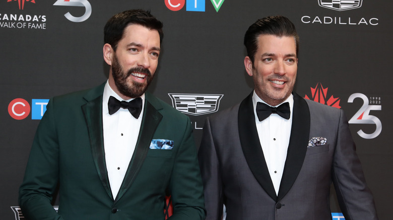 Drew and Jonathan Scott posing