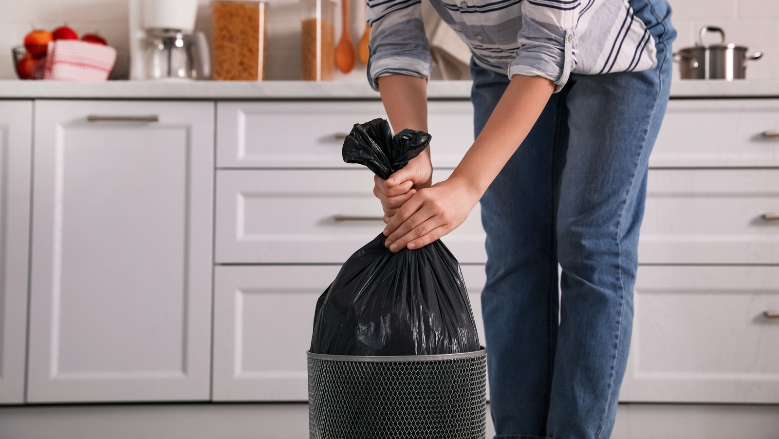 https://www.housedigest.com/img/gallery/the-tiktok-garbage-bag-hack-and-if-its-worth-listening-to/l-intro-1680801787.jpg