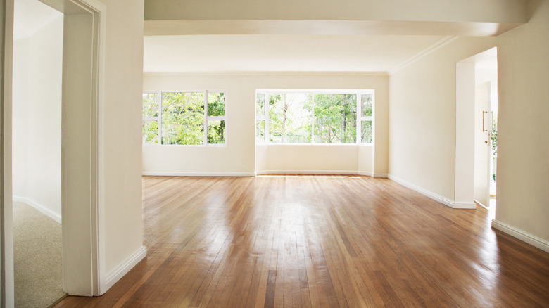 gap in wooden flooring 