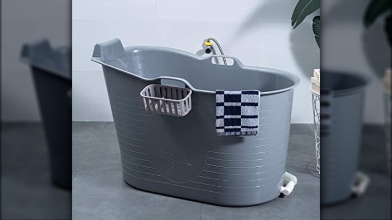 Portable bathtub with tulip design