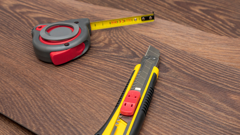 Measuring tape and utility knife 