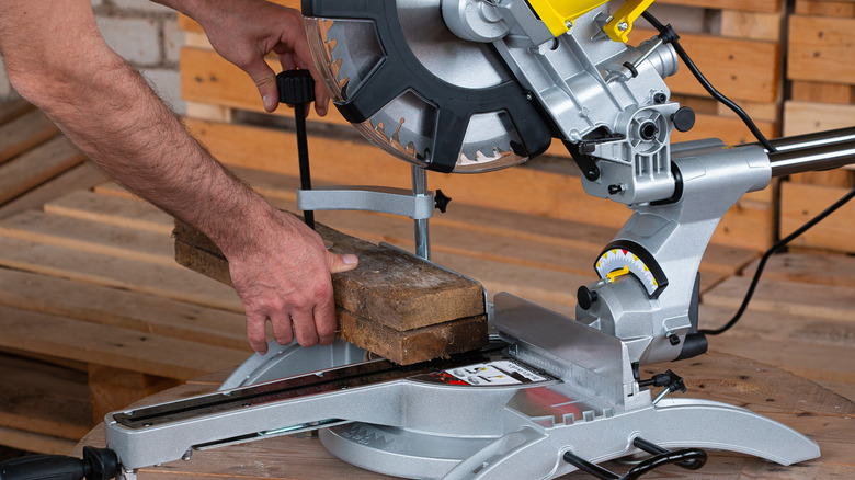 Sliding compound miter saw